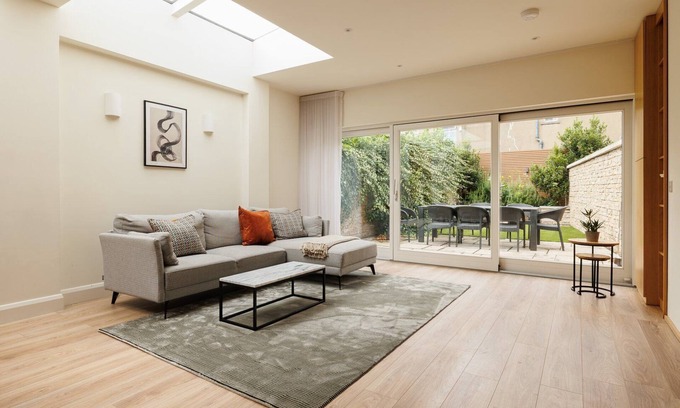 Rathmines House | GuestReady - Contemporary home with garden