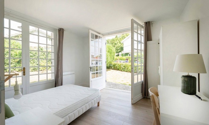 Talence House | GuestReady - Modern green home with private garden