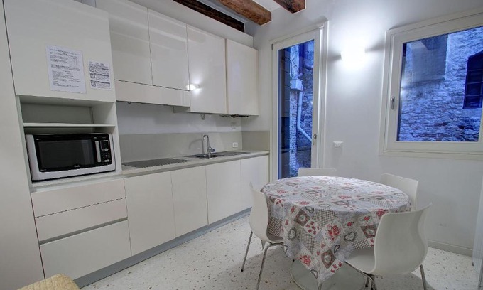 Dorsoduro Apartment | GUGGENHEIM museum, cool, 4pax