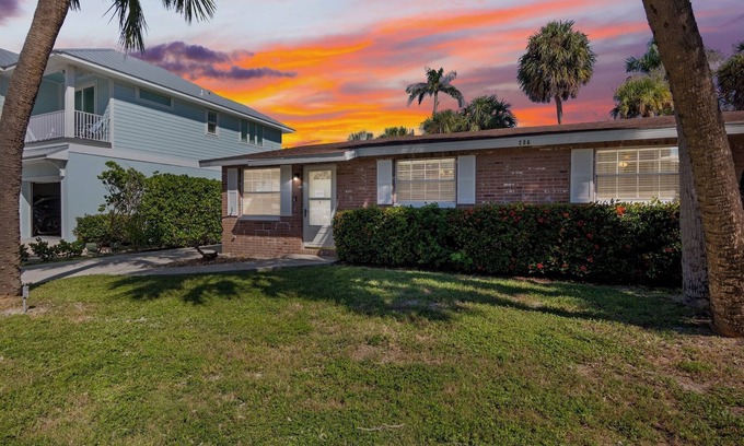 Holmes Beach House | Gulf Haven West! 5- minute walk to the Gulf!