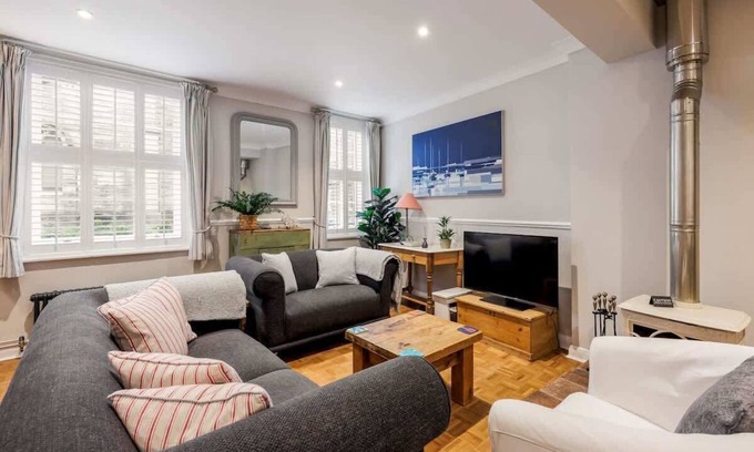 Poole House | Gull House - Charming Cottage Feel with Log Burner