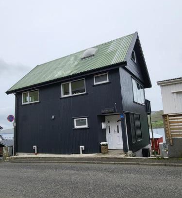 Tvoroyri House | Gullheyggjur Guesthouse tvøroyri