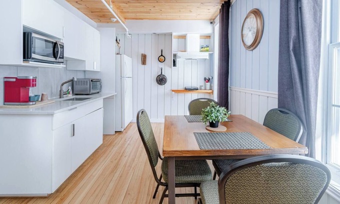 Pointe-au-Pic Apartment | Hôtel à la maison - Le Manoir #1