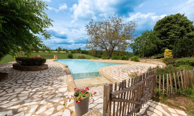 Meyrals Hotel | Hôtel de la Ferme Lamy