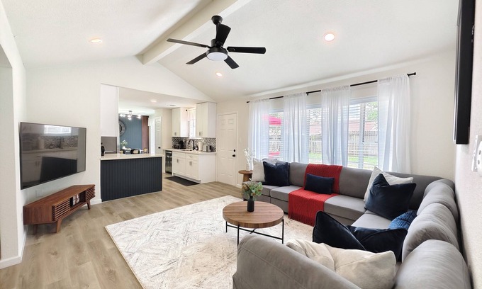 Clodine House | H-Town Hideout :King Suite, 4 bedrooms close to attractions and restaurants