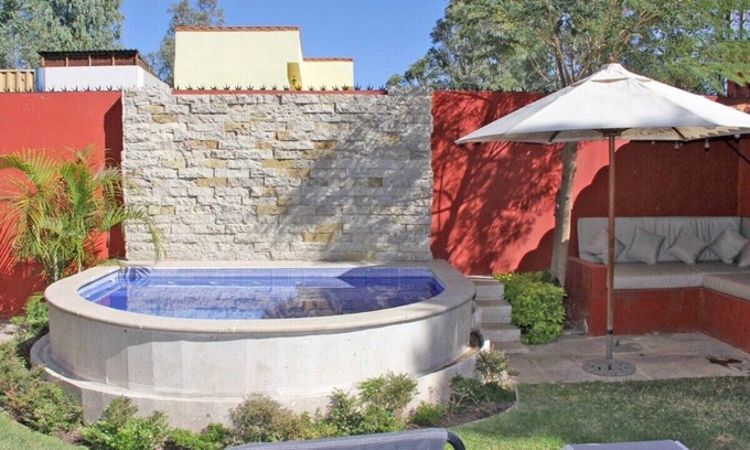 San Juan del Rio House | Hacienda-style colonial house near vineyards