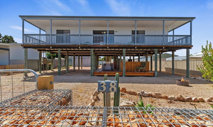 Minlacowie House | Halcyon Hardwicke Bay - Esplanade position! Off peak special! Free WiFi!