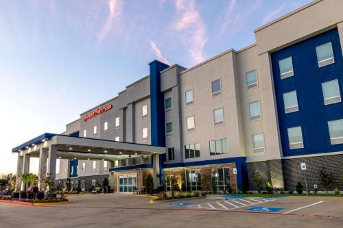 Cleburne Hotel | Hampton Inn & Suites Cleburne