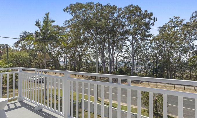 Deception Bay House | Hamptons at The Bay - waterfront getaway