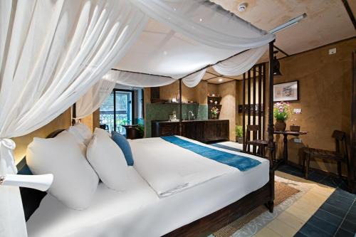 Hoan Kiem Apartment | Hanoi Gem, Rustic Studio with King Bed & Projector