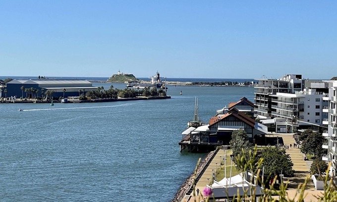 Newcastle Apartment | Harbour Side on Honeysuckle - minutes from Newcastle beaches and CBD