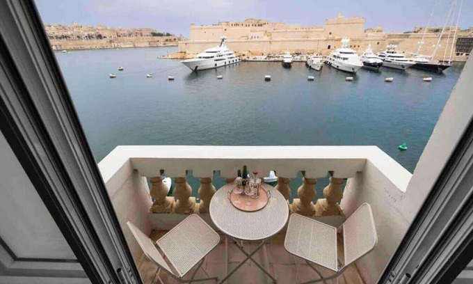 Senglea Apartment | Harbour view 2 bedroom apartment overlooking harbour