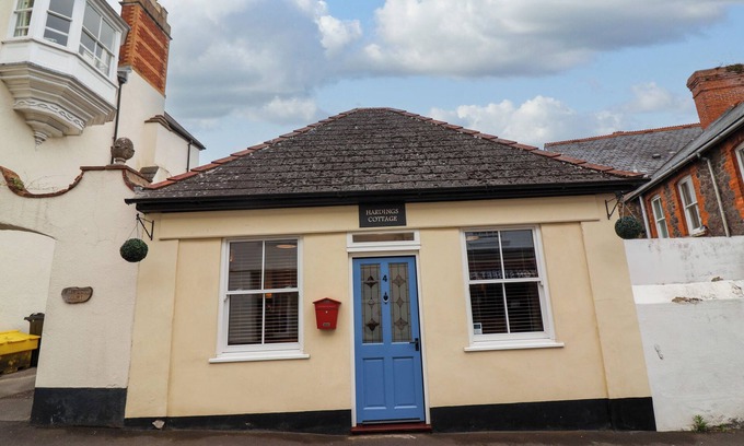Minehead Cottage | HARDINGS COTTAGE, romantic, with a garden in Minehead