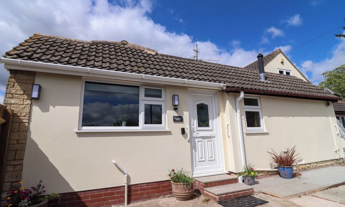 Peopleton Cottage | HARRAN ANNEX, pet friendly, with open fire in Peopleton