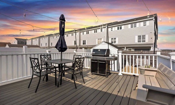 Hampton House | Harris Ave Hideaway | Private Deck | Near Marina