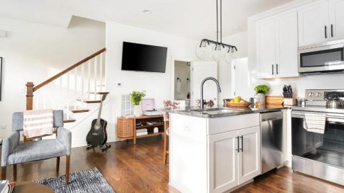 Chestnut Hill Apartment | Hart Suite 3 by AvantStay Gorgeous Town House w Modern Amenities in Nashville