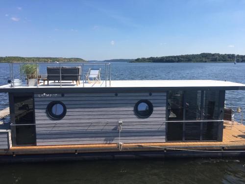 Reppenhagen Boat Rental | Hausboot Hafenprinz Lübeck