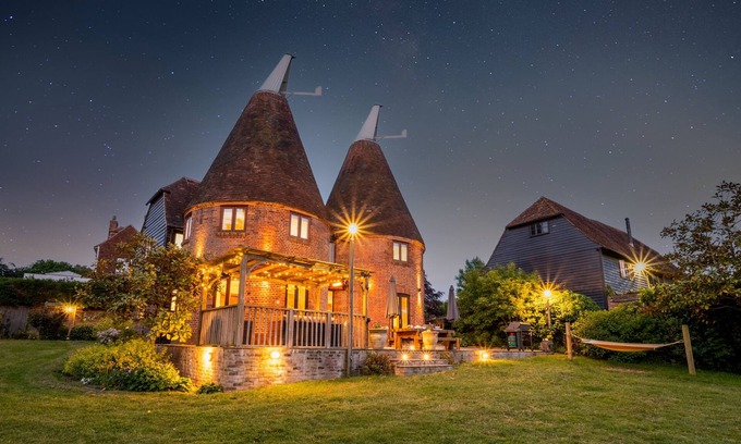 Abbess Roding House | Hawkridge Oast - Five Bedroom House, Sleeps 12