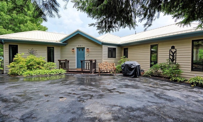 Seven Devils Ski Chalet | Hawks View Cottage-Open for Bookings! Near Snow Tubing/Skiing, Hot Tub