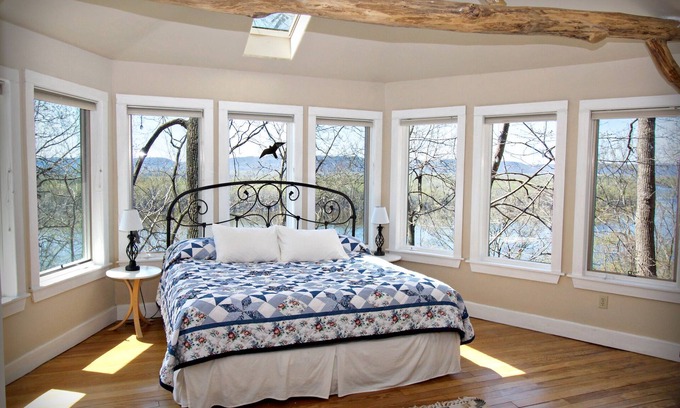 Fountain City House | Hawks View's Marsh Hawk Cottage