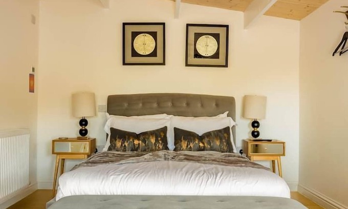 Blandford Saint Mary Ski Chalet | HAZEL - ROMANTIC ESCAPE | SLEEPS 2 | HOT TUB | BBQ | PETS ALLOWED | WI-FI | SECLUDED PATIO