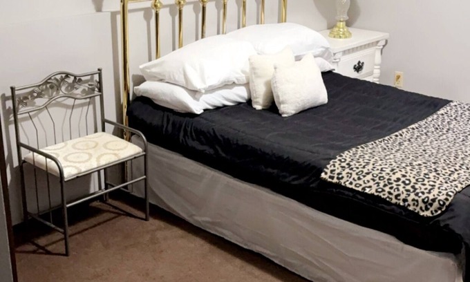 Aberdeen Apartment | HC Hideaway - Rustic Roomy Relaxing! Queen Bed, Full Kitchen!