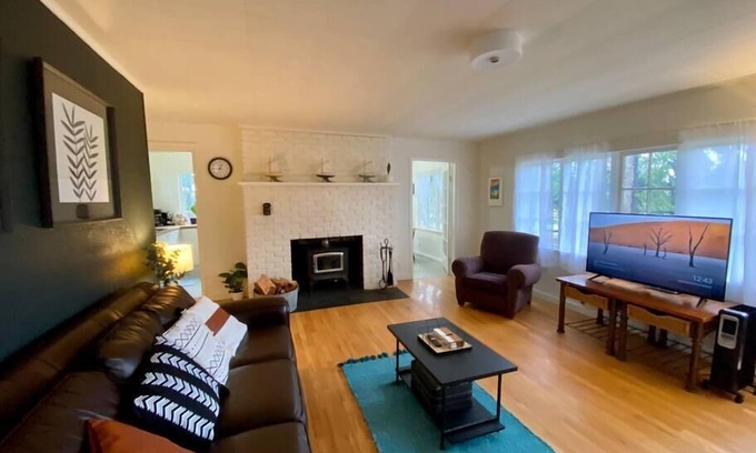 Eastsound House | HEART OF EASTSOUND - ENTIRE HOME (NEW LISTING)