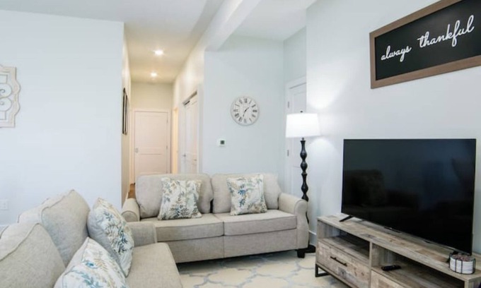 Hamilton Apartment | Heart of Hamilton#6-Hamilton, Spooky Nook, Miami U- Pet Friendly