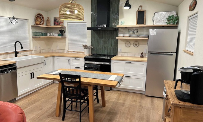 Monument Cottage | Heart of Monument - Cottage with WiFi access