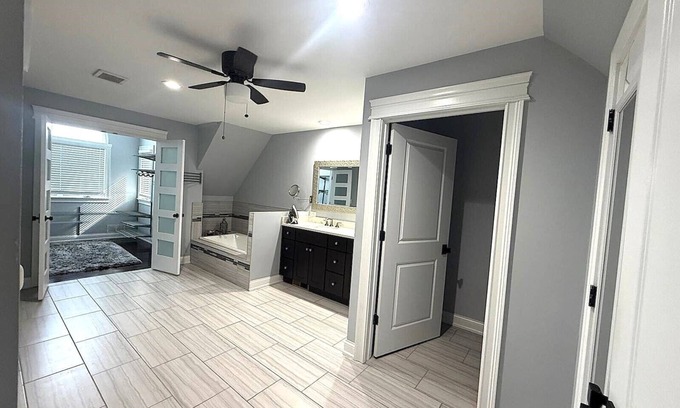 Bartlett House | Heaven: 4BR/3.5 BT - Large Spacious Home w/Beautiful Sunroom