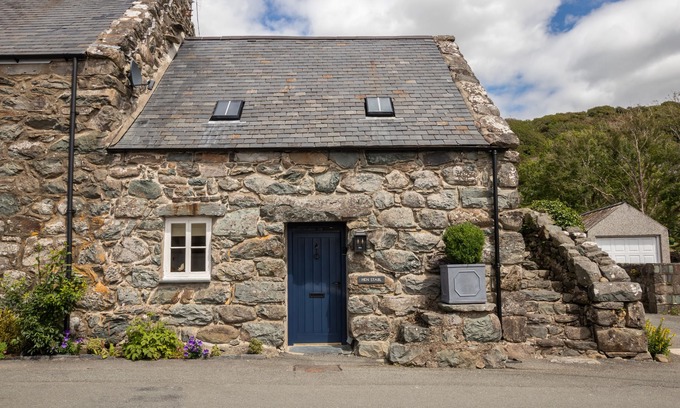 Llanfair Cottage | Hen Stabl - A charming 18th century stone character stables conversion