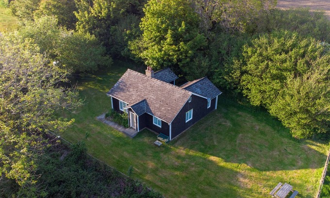 Felindre Farchog Cottage | HENLLYS LODGE, pet friendly, with open fire in Newport, Pembrokeshire