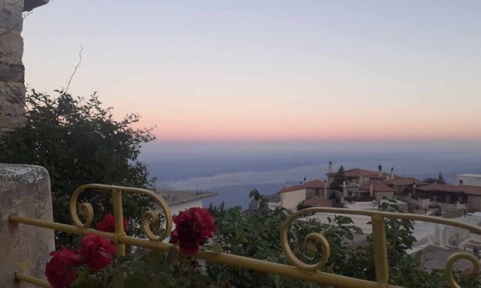 Kapetaniana House | Heraklion - Kapetaniana Dive in deep blue , climb to the mountains.