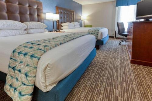 Fenton Hotel | Heritage Inn & Suites St Louis Fenton, Trademark by Wyndham