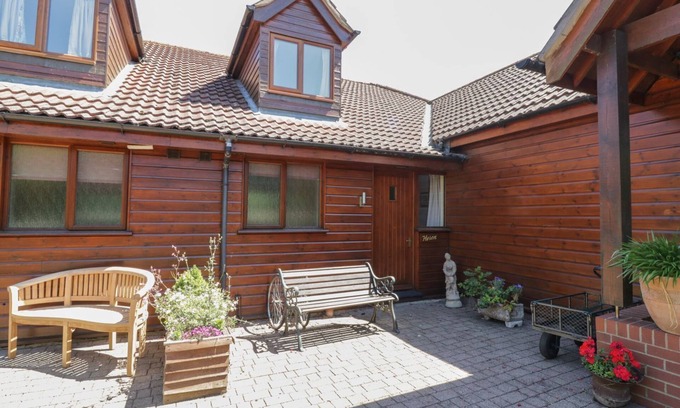 Stalham Cottage | HERON COTTAGE, pet friendly, with pool in Wayford