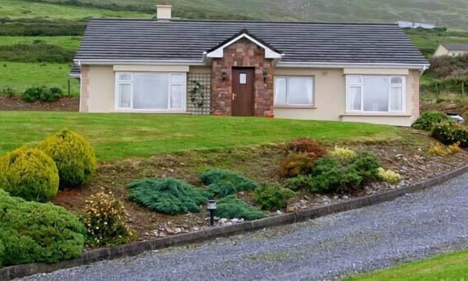 Banna Cottage | HERON'S NEST, family friendly, with open fire in Inch, County Kerry