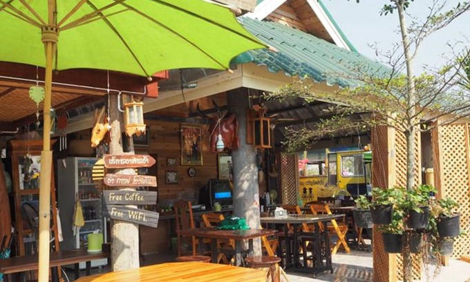 Chiang Rai Hotel | Heun Baan Rong Khun Resort
