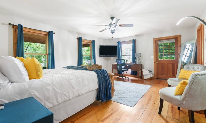 Turners House | Hidden Gem: Upscale Area, EV Charger, Firepit, Near HWY65 and I44