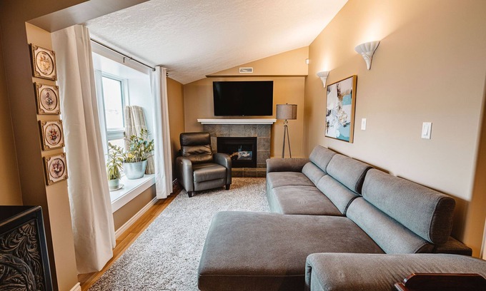 Drumheller Apartment | ⭐ Hidden Hollow Suite | DOWNTOWN ⭐