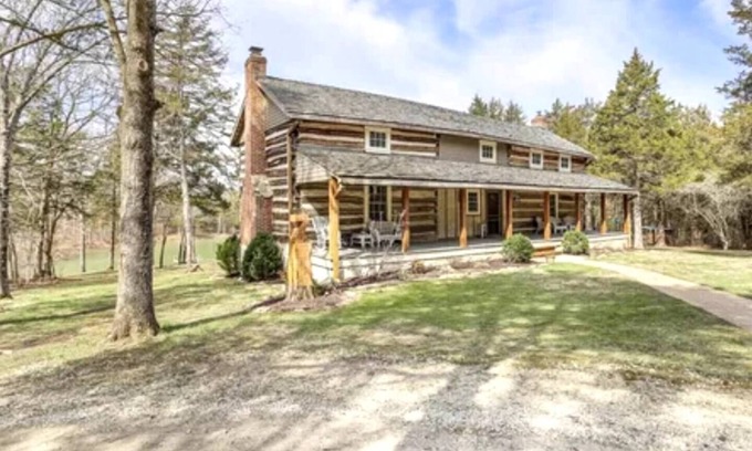 Treloar Cabin | Hidden Lake Log Cabin sleeps 18 - fire pit, double kitchens, outdoor seating