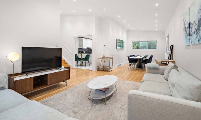 Cote-Saint-Luc House | High end full house sleeps 16. 3 bathrooms. Private Terrace and backyard