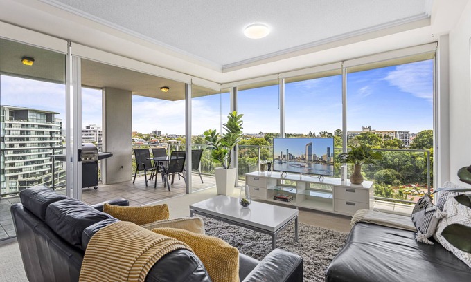 Brisbane Central Business District Apartment | High-Floor 2-Bed CBD Unit With Views & Amenities