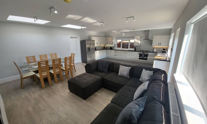 Coombe Vale House | High Spec Large 6 Bedroom House