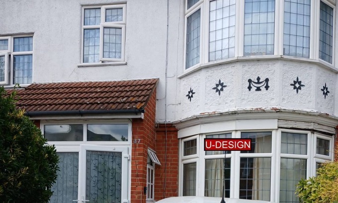 Hatch Lane House | Highams Park - Family Room with Sofa Bed - Sleeps Up To 4