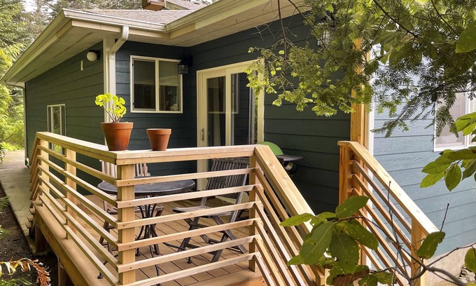 Gold Beach Apartment | ‘Hillside Abode’ Couples Escape 2 Miles to Coast!