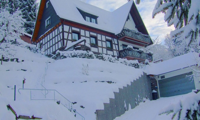 Hallenberg Apartment | Hillside Cottage near Winterberg