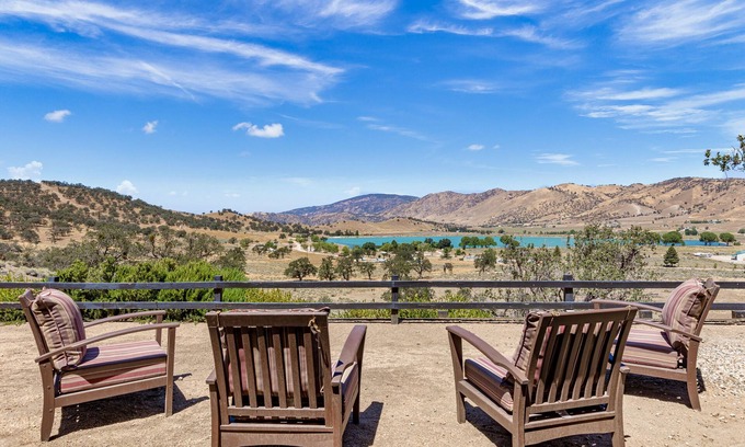 Tehachapi House | Hilltop 4BR Lake View Home with Jacuzzi, Pool Table, Wi-Fi
