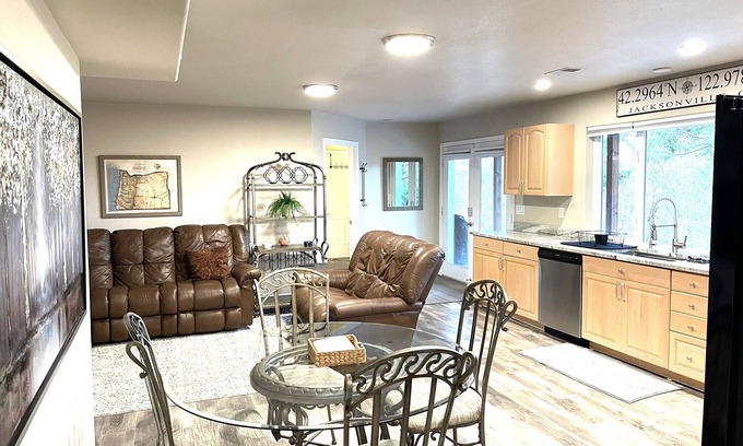 Jacksonville House | Hilltop Hideaway~Brand New~5 min to Downtown~BBQ~Firepit~Amazing Views