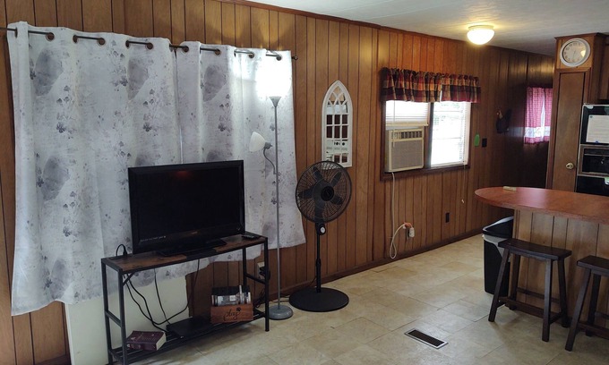 Bronson House | Hilltop Hideaway is a Spacious, Farmhouse style Mobile Home-Lake Sam Rayburn, TX