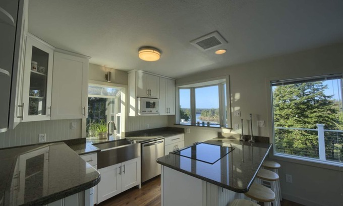 Langlois House | Hilltop Lake View with Nature all around